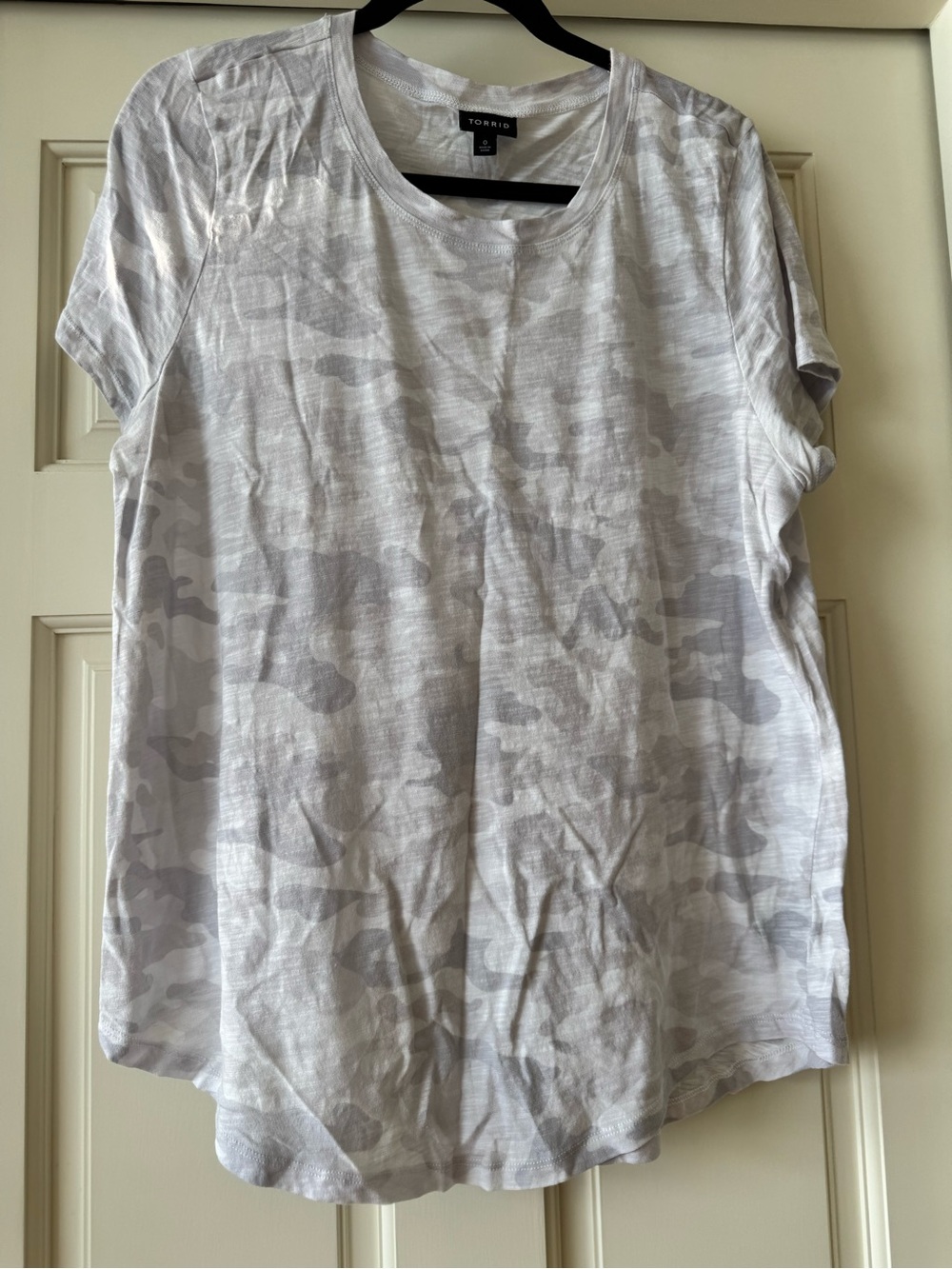 torrid White & Light Gray Camo Crew Neck Short Sleeve Tee